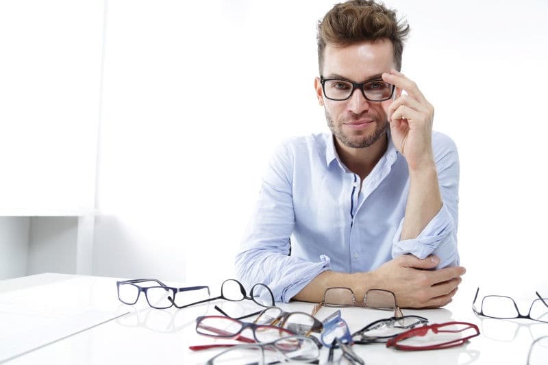 Cómo Elegir el Par de Lentes Correctos: Guía Completa para Pacientes